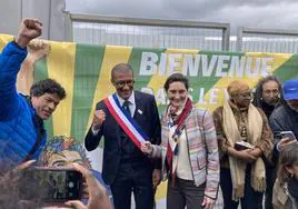 El jugador brasileño Rai, el alcalde de Saint-Ouen, Karim Bouamrane, y la ministra francesa de Deportes, Amélie Oudéa-Castéra, en la Villa Olímpica.