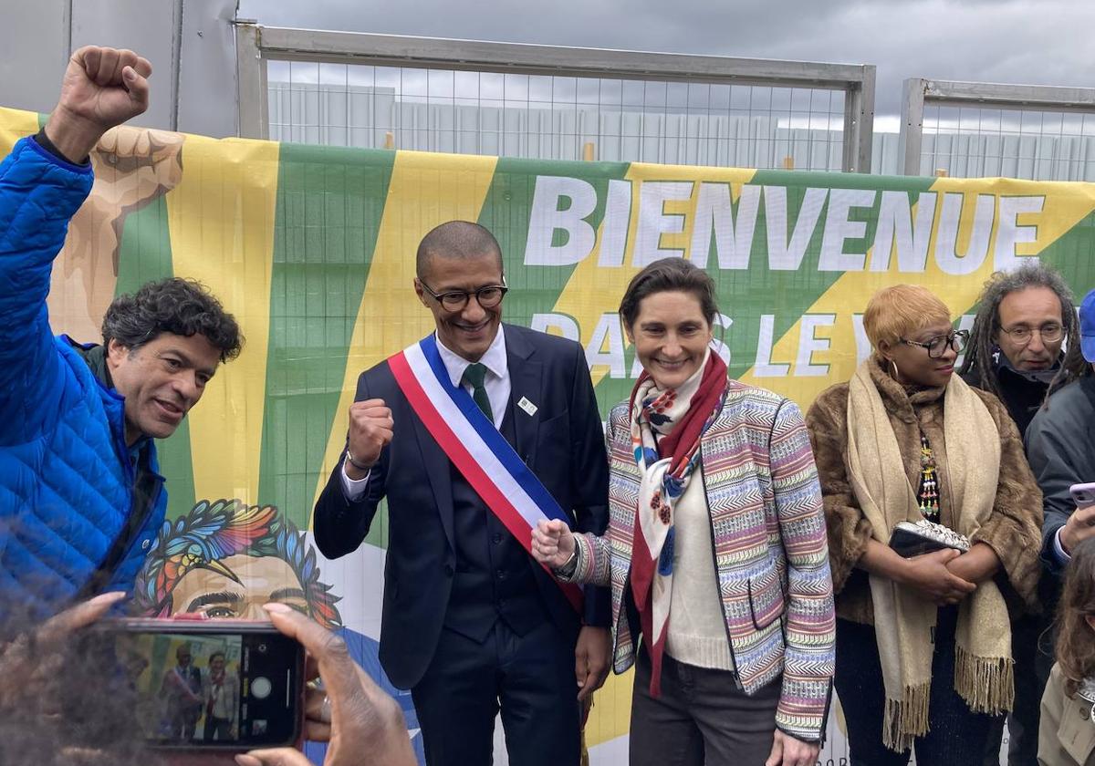 El jugador brasileño Rai, el alcalde de Saint-Ouen, Karim Bouamrane, y la ministra francesa de Deportes, Amélie Oudéa-Castéra, en la Villa Olímpica.