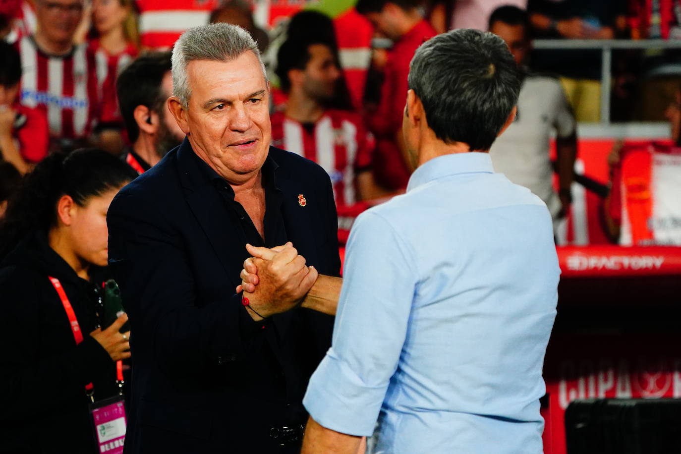 Javier Aguirre y Ernesto Valverde, entrenadores de Mallorca y Athletic, se saludan antes del encuentro.