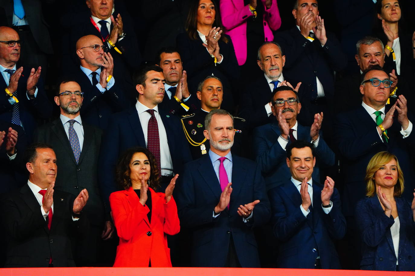 El Rey Felipe VI presidió el partido rodeado de numerosas autoridades.