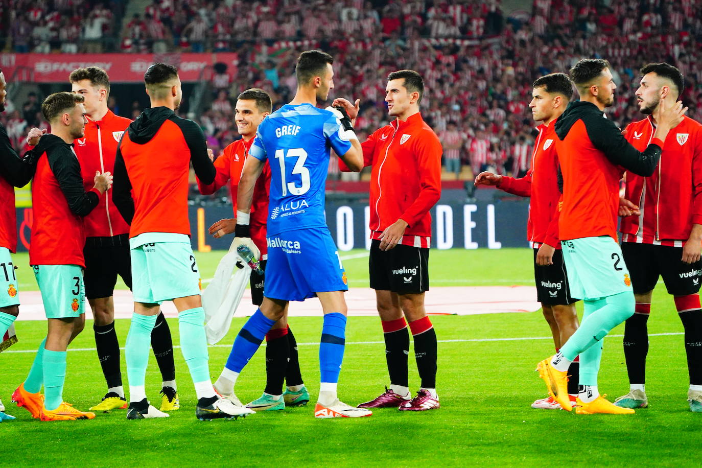 Los futbolistas de Athletic y Mallorca se saludan antes del partido disputado en el sevillano Estadio de La Cartuja. 