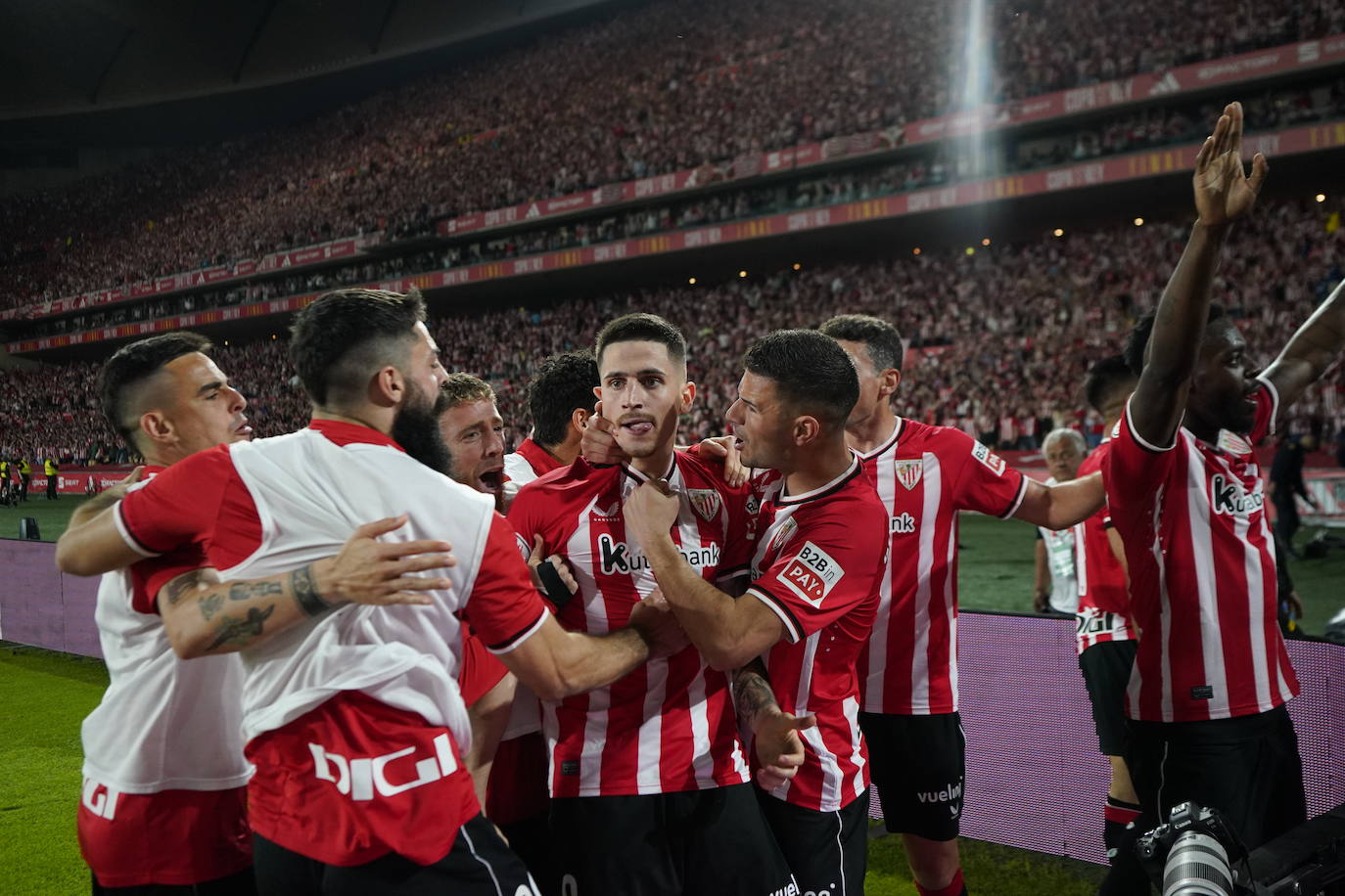 Los jugadores del Athletic celebran enfervorizados el gol de Sancet que supuso el 1-1.