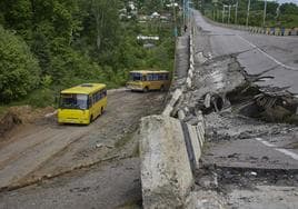 Carretera dañana por los bombardeos en las proximidades de Járkov.