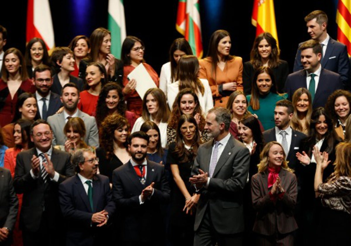 El Rey durante la entrega de despachos a los nuevos jueces en la escuela de Barcelona en 2023