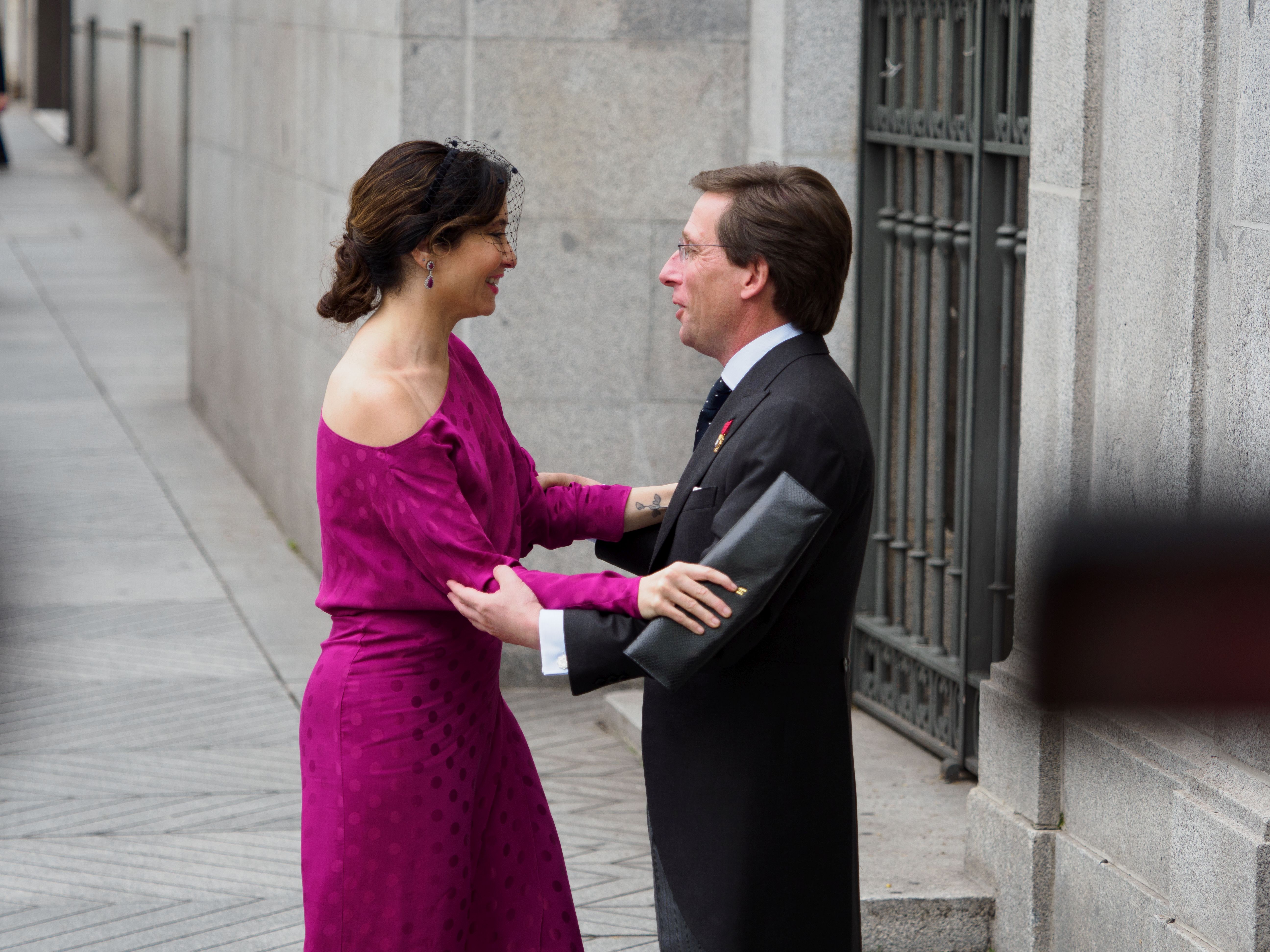 La presidenta de la Comunidad de Madrid, Isabel Díaz Ayuso, vestida de Victoria Colección ha sido ovacionada por los ciudadanos a su llegada. 