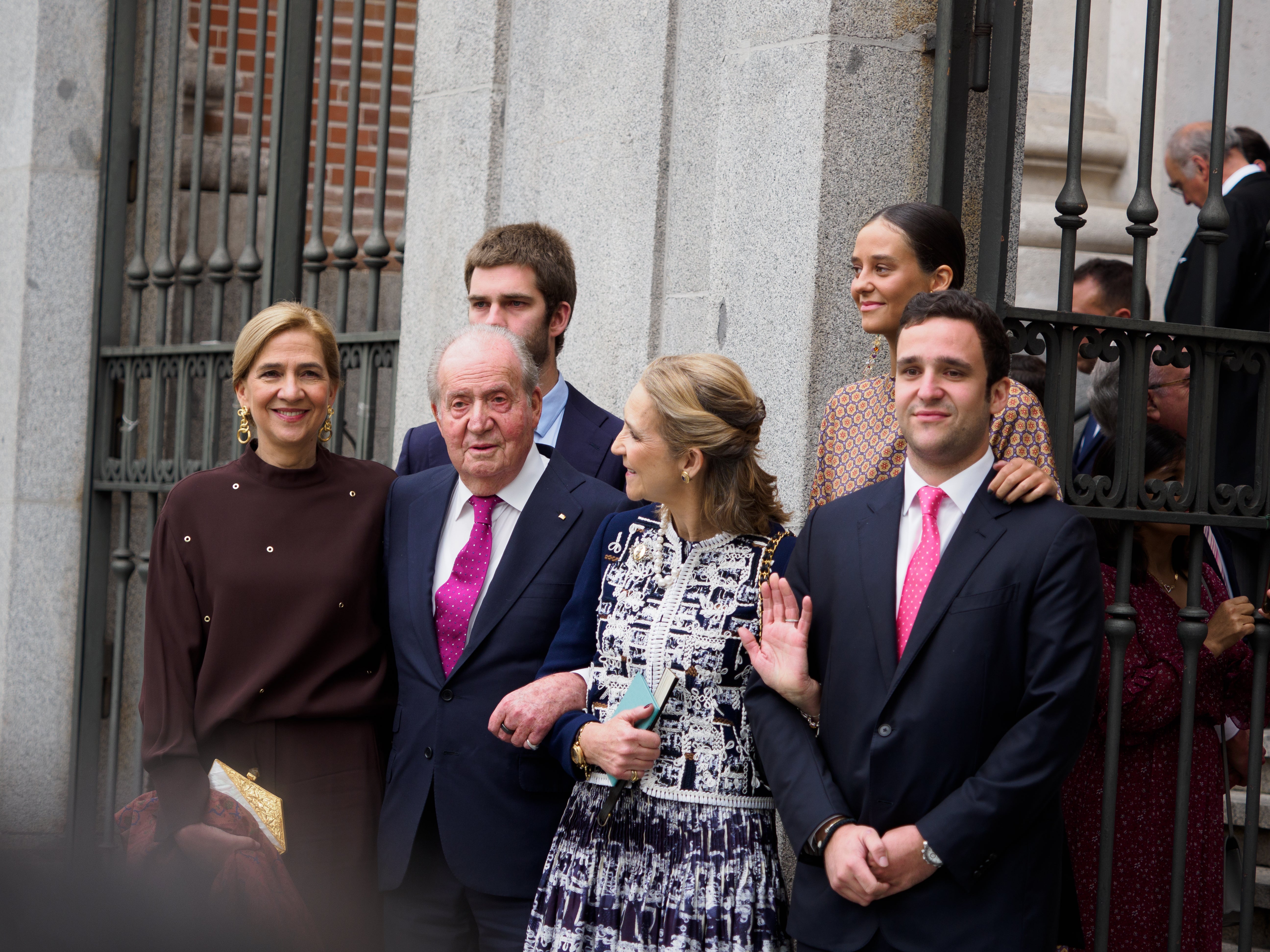 El rey emérito ha posado a la salida de la iglesia con sus dos hijas y tres de sus nietos, Juan, Froilán y Victoria Federica. 