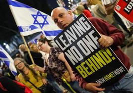 Manifestantes israelíes han vuelto a exigir este sábado en Tel Aviv la liberación de los rehenes.