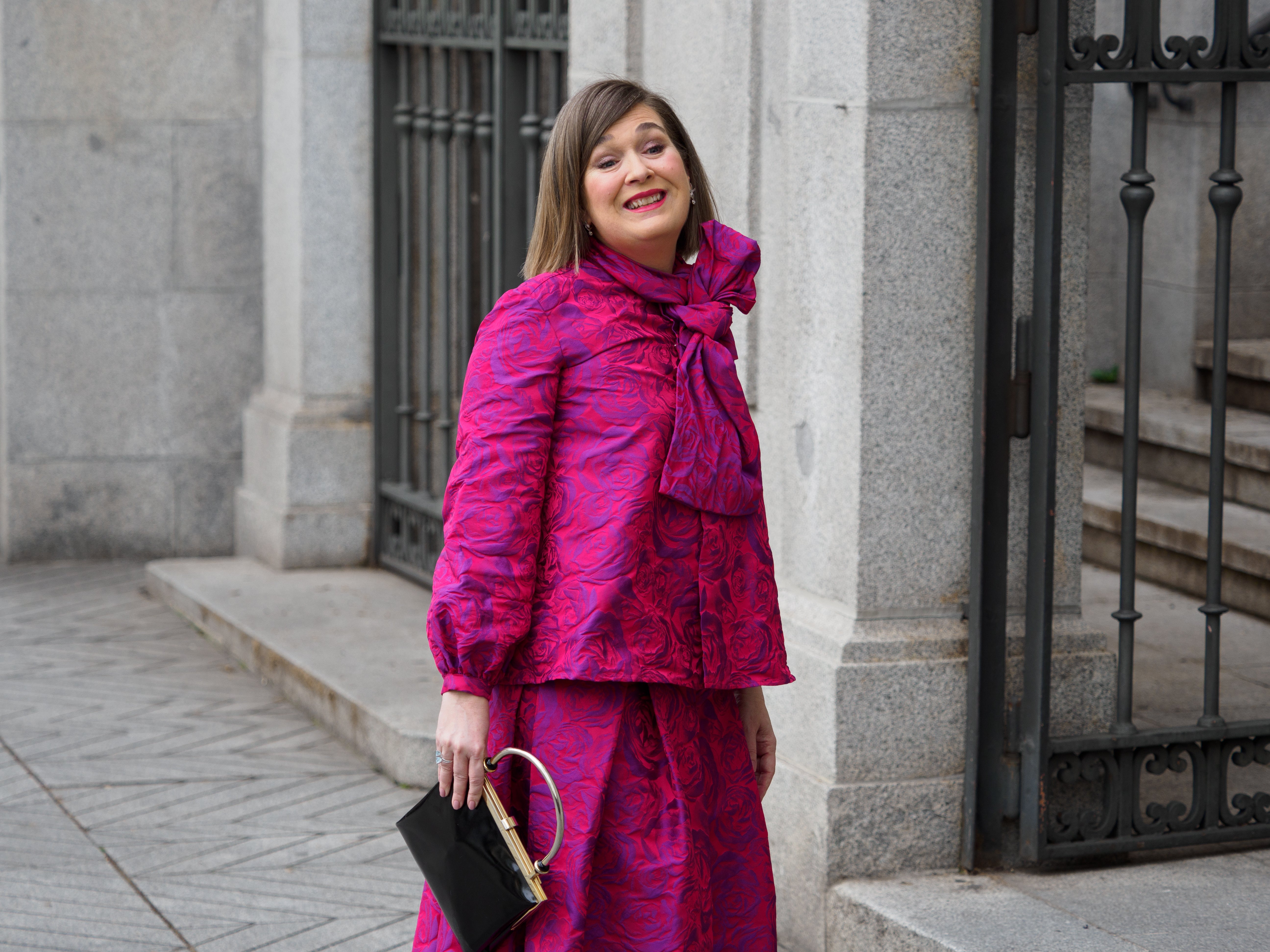 Marta Rivera de la Cruz, tercera teniente de alcalde de Madrid, con un conjunto de falda y blusa con lazo al cuello en tafetán rosa de Devota Lomba.