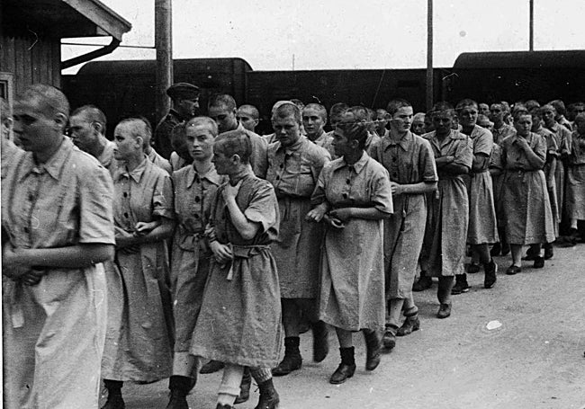 Birkenau, 1944. Prisioneras uniformadas marchando al interior del campo.
