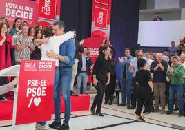 Sánchez abraza al canddiato del PSE, Eneko Andueza, en ujn acto este sábado en Vitoria.