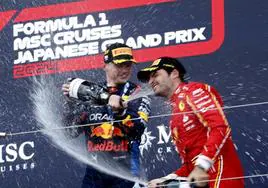 Max Verstappen celebra su victoria con Carlos Sainz.