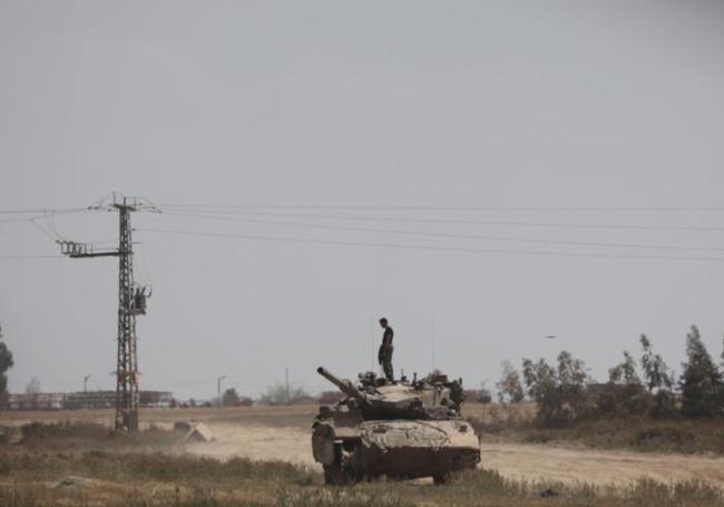 Un soldado israelí observa la zona desde lo alto de su tanque.