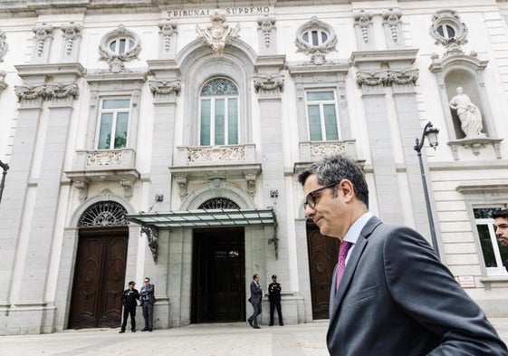 Bolaños frente a la puerta del Supremo momentos antes de la reunión de este lunes