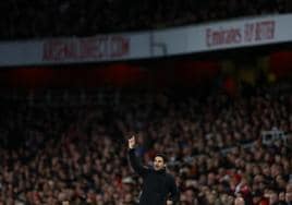 El técnico del Arsenal, Mikel Arteta, durante un partido en el Emirates Stadium.