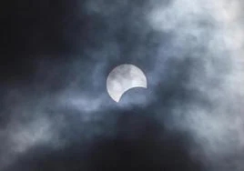 La nubosidad ha impedido disfrutar a miles de espectadores del eclipse en Estados Unidos.