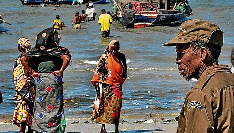 Casi cien muertos al naufragar un barco en Mozambique