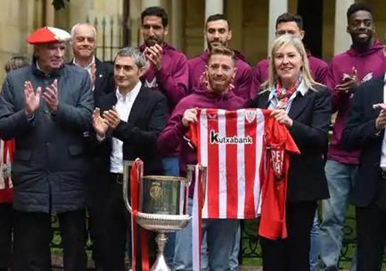 El capitán del Athletic, Iker Muniain, le entrega a Ana Otadui, presidenta de las Juntas Generales, la camiseta firmada por todos los jugadores este martes en Gernika.