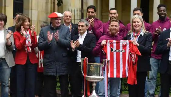 El capitán del Athletic, Iker Muniain, le entrega a Ana Otadui, presidenta de las Juntas Generales, la camiseta firmada por todos los jugadores este martes en Gernika.