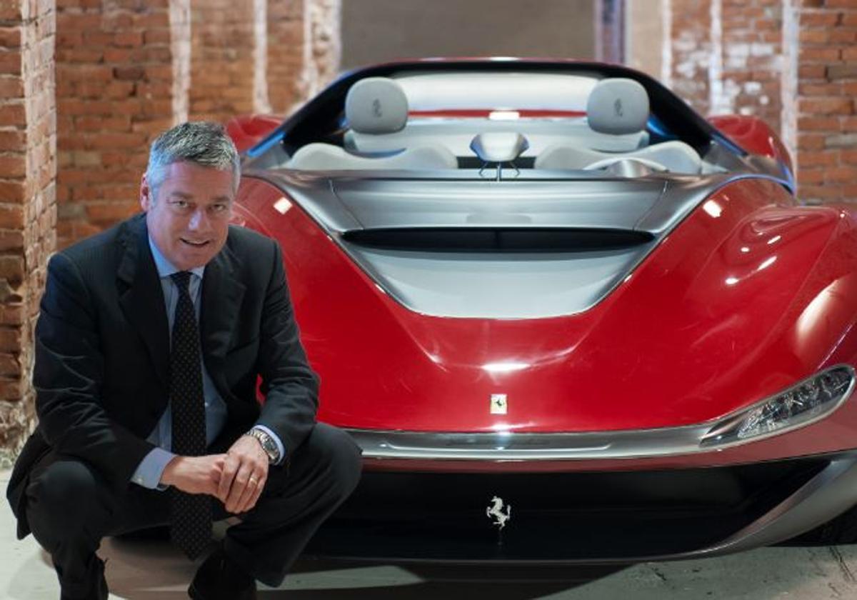 Paolo Pininfarina frente a un coche en una imagen de archivo