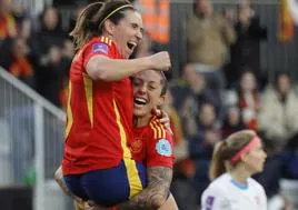 Mariona Caldentey celebra su gol ante la República Checa con Jenni Hermoso-