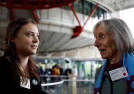 Líder de la asociación de mayores suizas habla con Greta Thunberg en Estrasburgo tras conocerse la sentencia que les da la victoria.