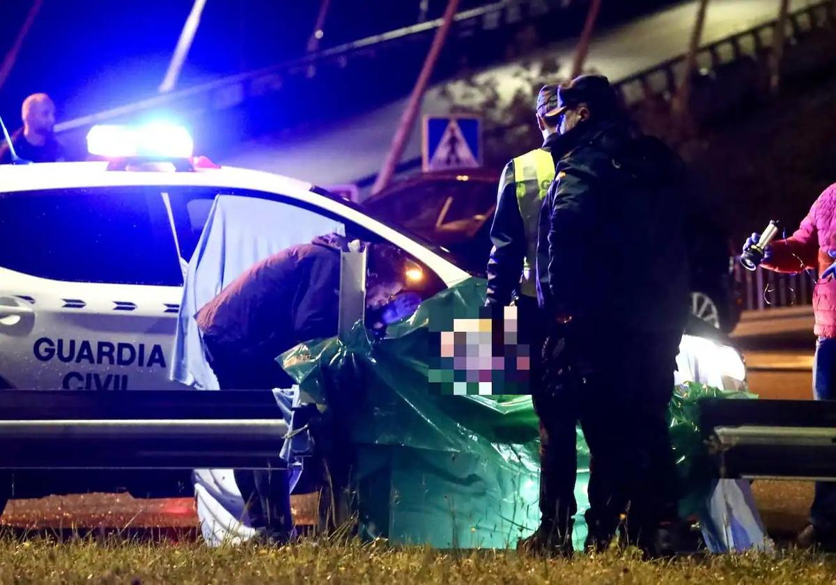 Agentes de la Guardia Civil en el lugar de los hechos.