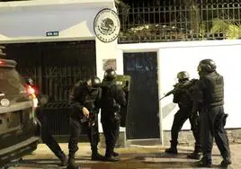 Miembros de las fuerzas especiales de Ecuador durante el asalto a la embajada mexicana en Quito.