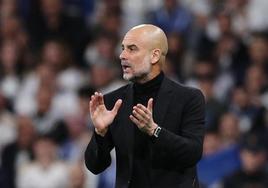 Pep Guardiola anima a los jugadores del City en el Bernabéu