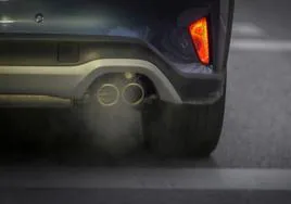 Contaminación coche de combustión.