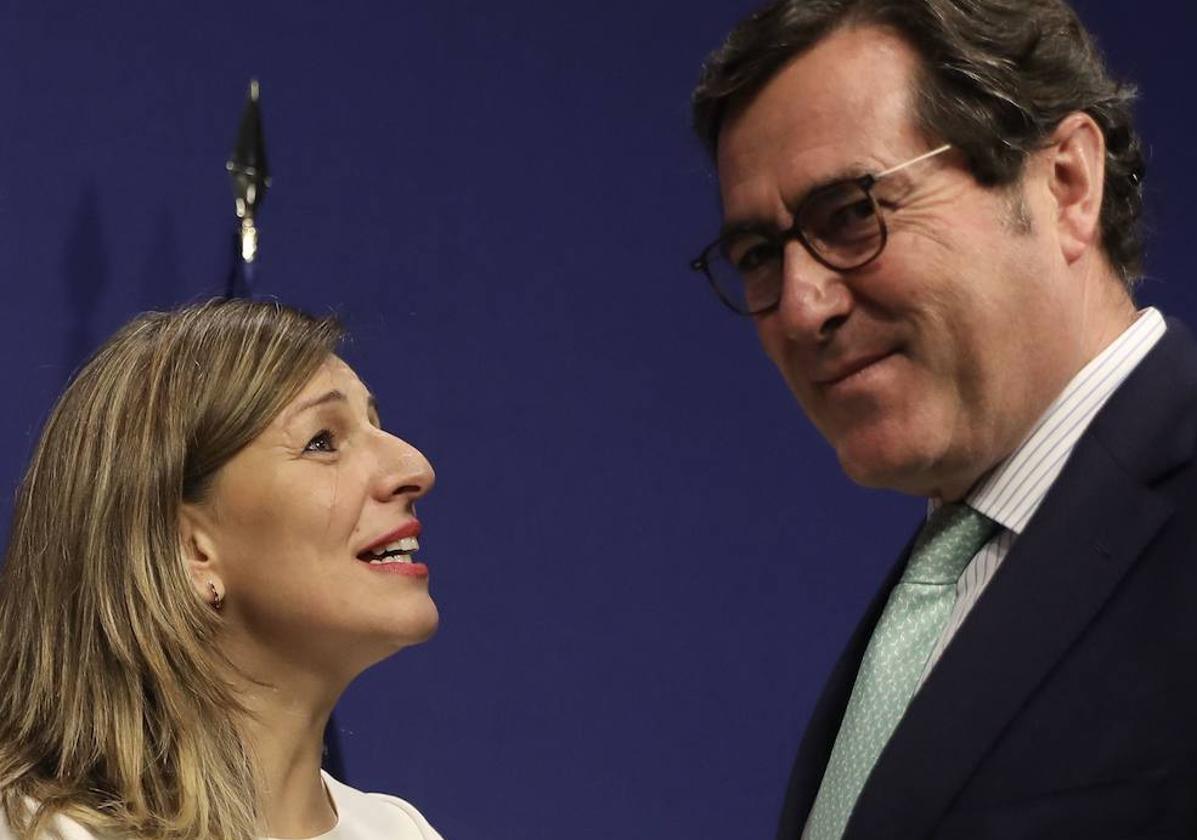 Yolanda Díaz, junto a Antonio Garamendi, en una imagen de archivo.