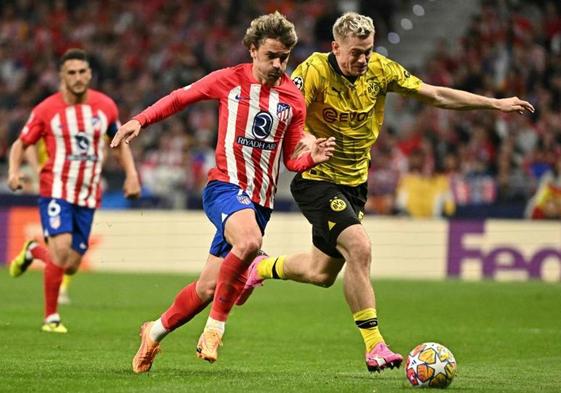 Antoine Griezmann, ante Ryerson durante un lance de partido.