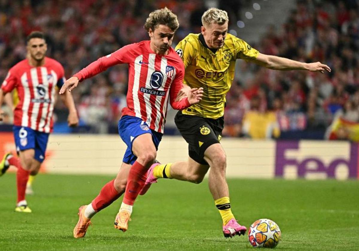 Antoine Griezmann, ante Ryerson durante un lance de partido.