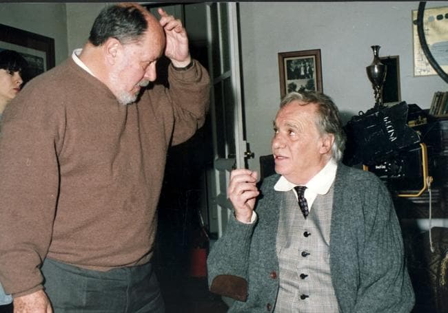 Jaime de Armiñán con Paco Rabal en el rodaje de ‘Una gloria nacional’ en 1991.