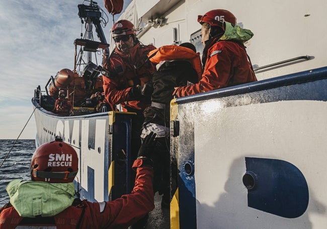 Momento en el que suben las personas rescatadas al barco, donde les llevarán a un puerto seguro.