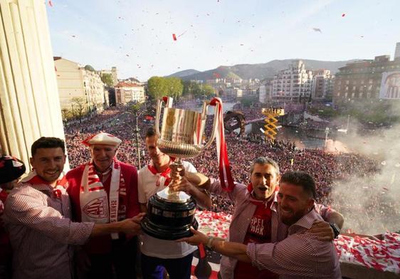 Ernesto Valverde sujeta la Copa del Rey junto a De Marcos, Muniain, el presidente del Athletic y el Chopo Iribar.
