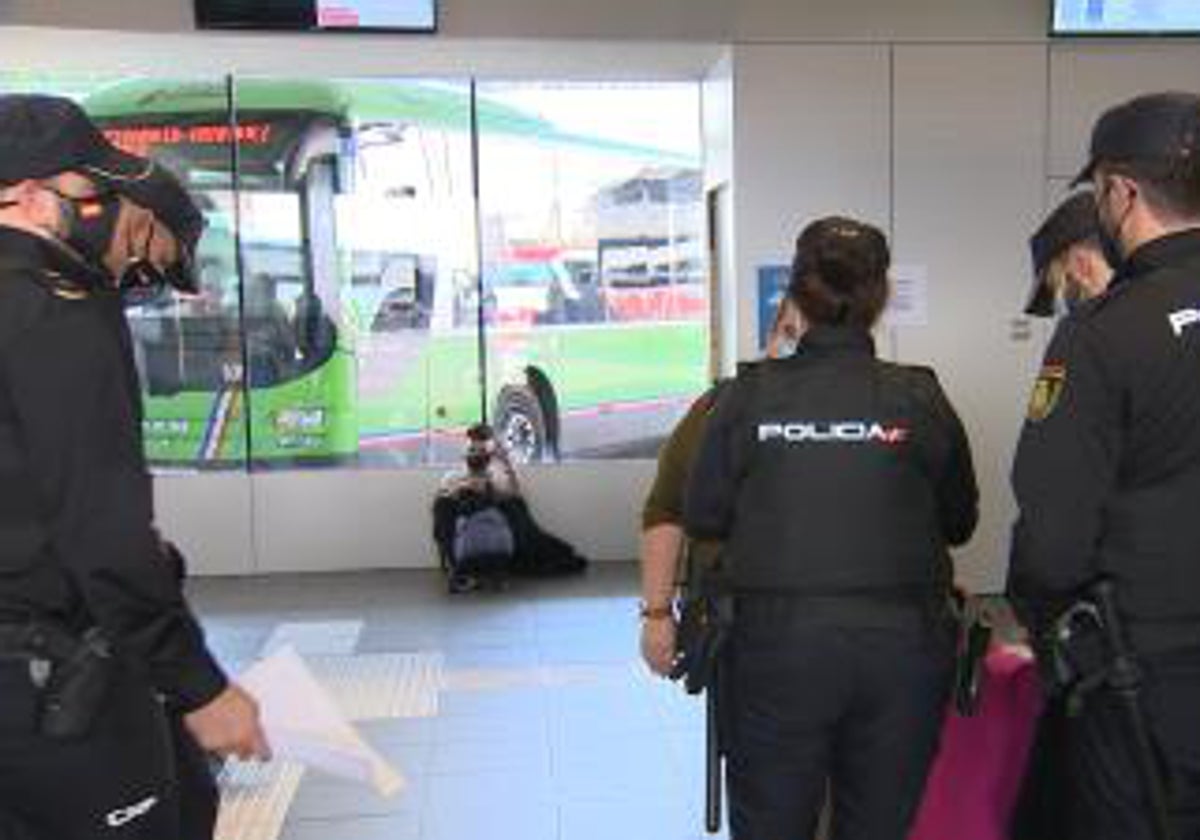 Controles policiales en la estación de Méndez Álvaro de Madrid.