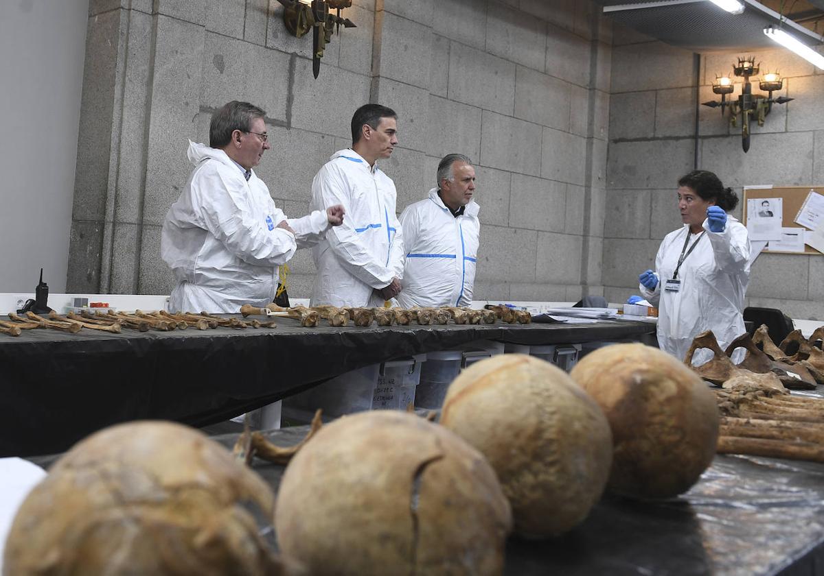 Sánchez, en Cuelgamuros la pasada semana ante restos de exhumados en la cripta de la basílica.