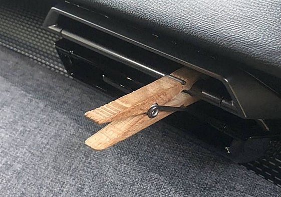 Para qué sirve el truco de la pinza en el salpicadero que usan muchos conductores en el coche