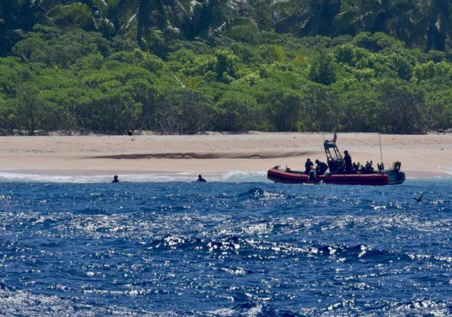 Escena del rescate en el atolón Pikelot de la Micronesia.