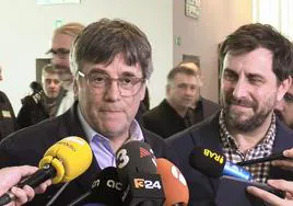 El expresidente catalán Carles Puigdemont y el eurodiputado de Junts Toni Comín atienden a la prensa este jueves en el Parlamento Europeo