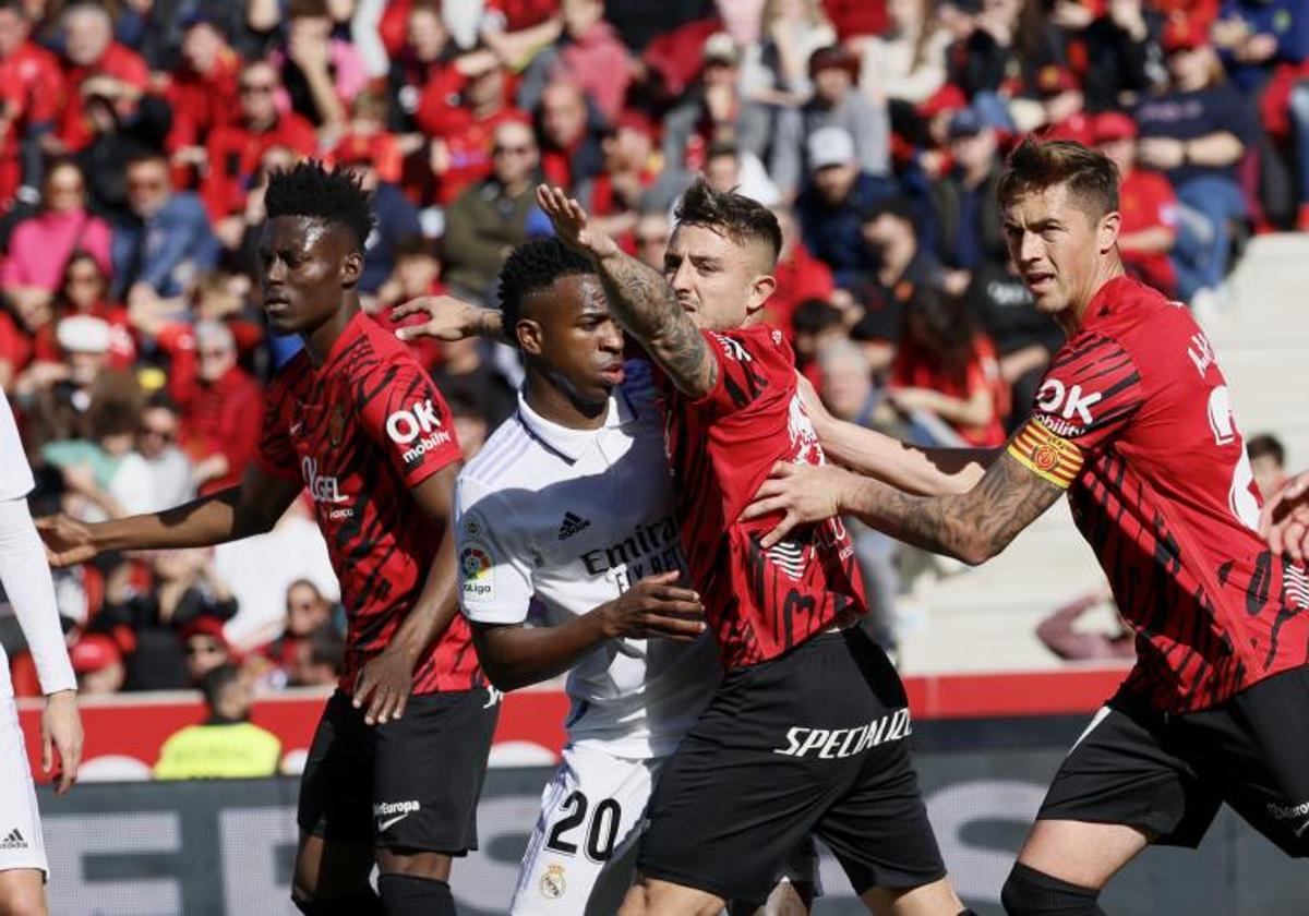 Vinicius, delantero del Real Madrid, entre varios defensas del Mallorca.