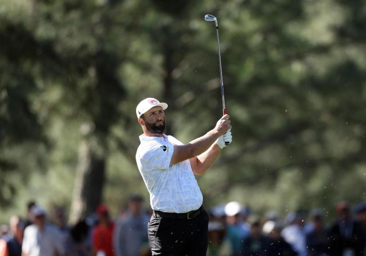 El vizcaíno Jon Rahm, mira la bola concentrado tras un golpe en el Masters de Augusta.