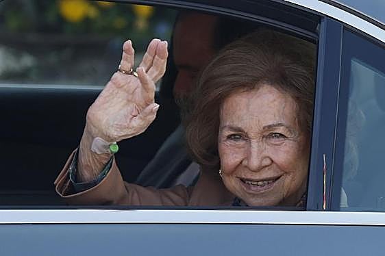 La reina Sofía recibe el alta tras cuatro días hospitalizada: «Estoy muy bien, como nueva»