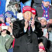 Trump aplaude a sus seguidores en el mitin que ofreció el sábado en Schnecksville, Pennsylvania.