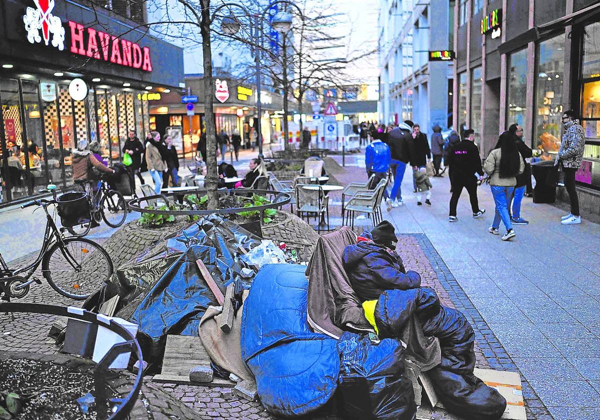 La pobreza se hace notar en el centro de las ciudades, como en esta calle de Frankfurt.