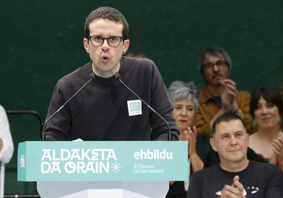 El candidato de Bildu, Pello Otxandiano, interviene en el acto celebrado este sábado en la localidad guipuzcoana de Tolosa.