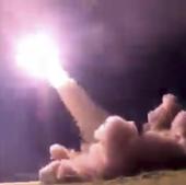 Captura de video del lanzamiento del misil por Irán contra Israel.