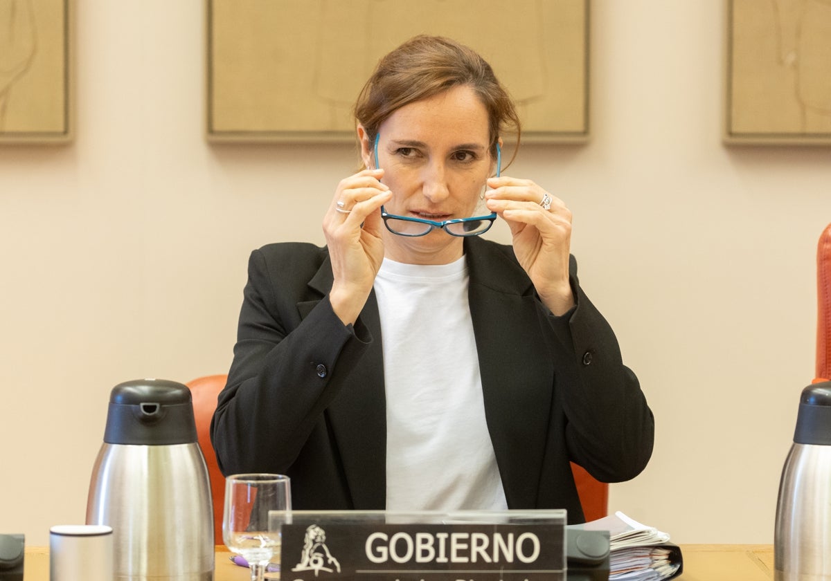 La ministra Mónica García, esta mañana, durante su comparecencia en el Congreso.