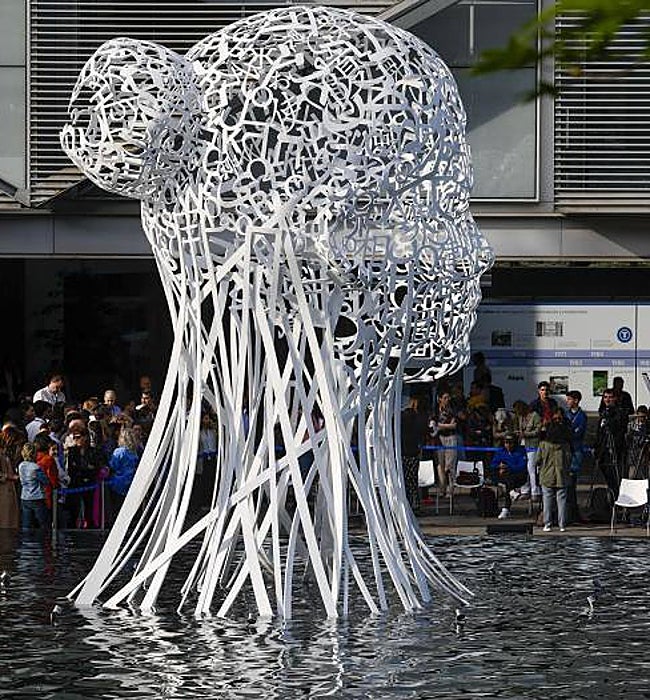 La escultura de Plensa desde otra perspectiva.