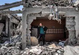 Un hombre observa resignado los restos de su casa en el centro de Gaza.